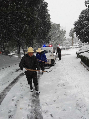 市机关事务管理局200多人除冰雪