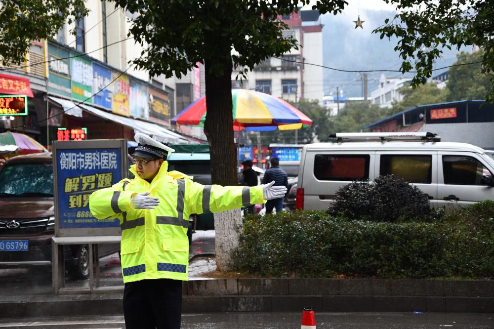 祁东交警坚守岗位雨中执勤