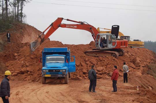 我县加大了对公路建设的投入力度,图为x021线石门夹山镇路段施工现场