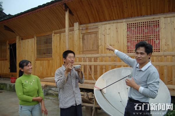 罗坪乡党委书记覃歇民在长梯隘村督查土家民居建设进度. 贺新初 摄