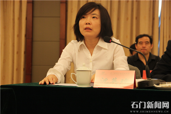 县委常委,办公室主任李绍南主持评审会议.张友亮摄
