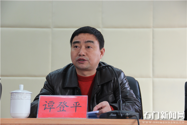 张友亮摄               县委常委,办公室主任李绍南宣读中共