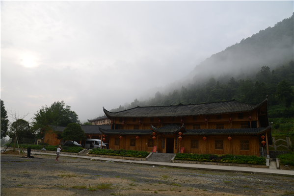 正在建设中的罗坪乡长梯隘村百户寨湖北鹤峰县铁炉白族乡民族风情街