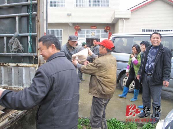 3月20日,石门县蒙泉镇白洋湖,春雨滋润着大地,金黄的油菜花还在怒放