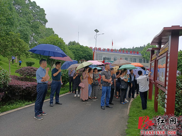 "热门词渐渐走进了长沙市天心区暮云街道暮云新村人身边,村民积极主动