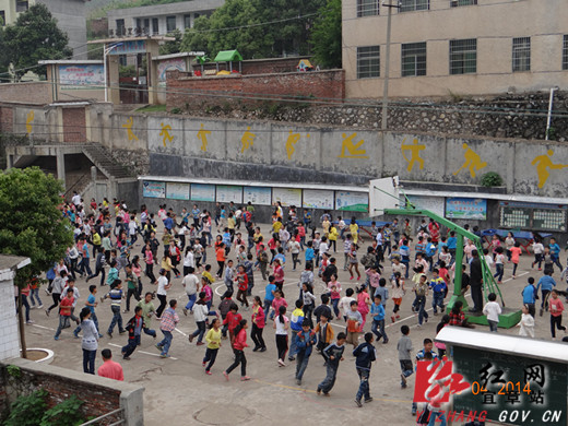 杨梅山镇学校大课间活动增时加量