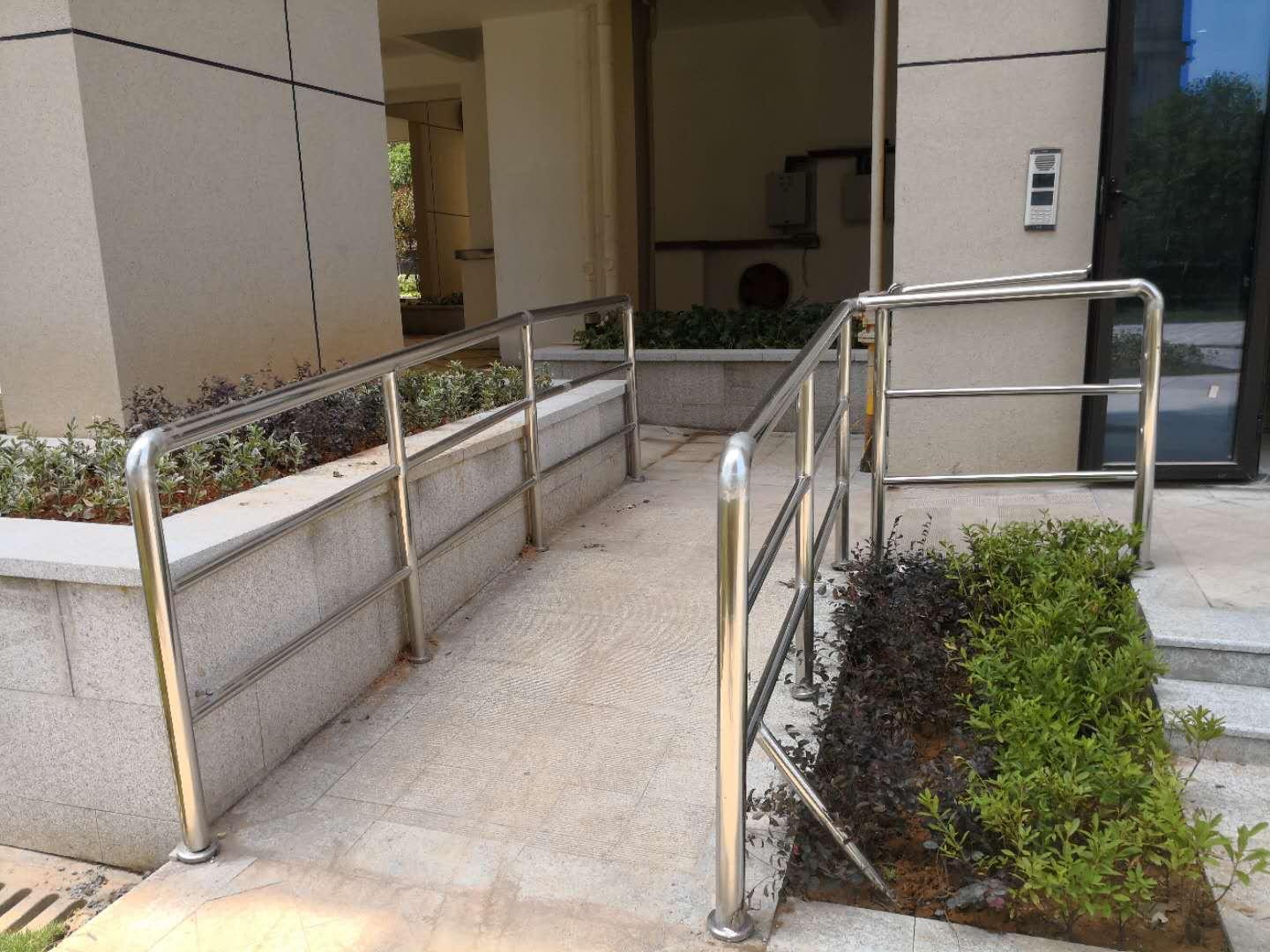 (通讯员 龙卓茜"以前小区活动室没有我们残疾人能走的通道,参加活动