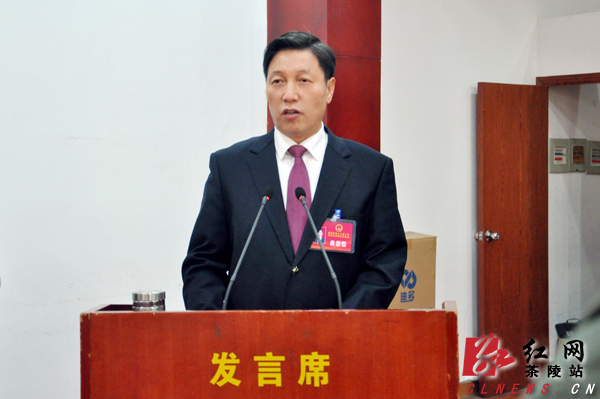 常委会主任谭红日受县十六届人民代表大会常务委员会委托向大会作报告