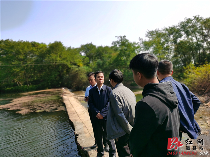 吴恢才到蚣坝镇开展巡河工作