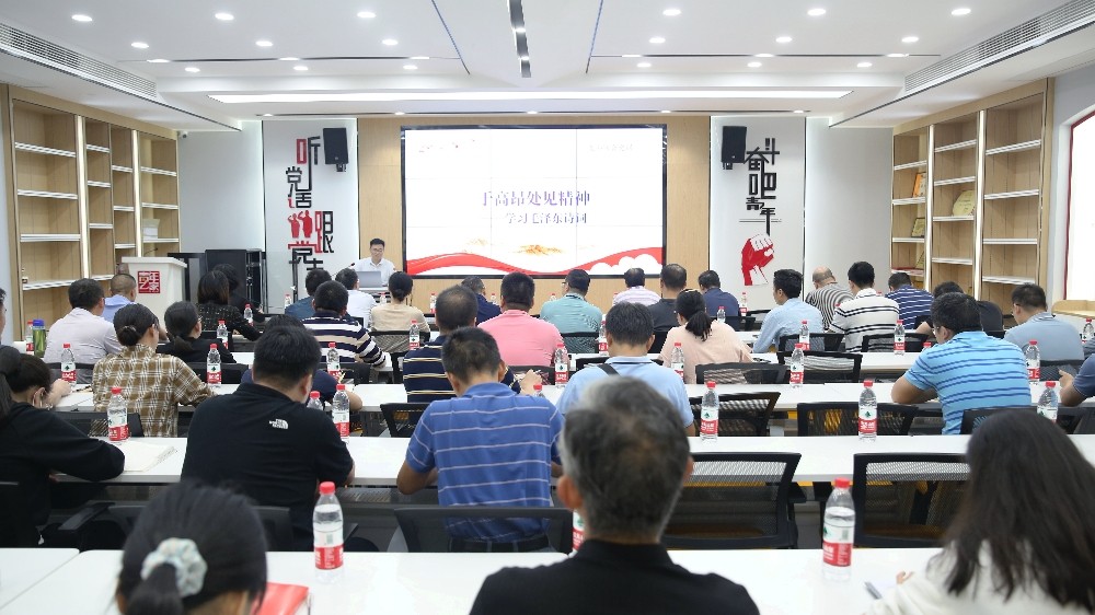 张校长上党课.jpg
