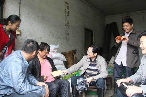 杨新辉主席一行看望扶贫对象余祖辉_副本.jpg