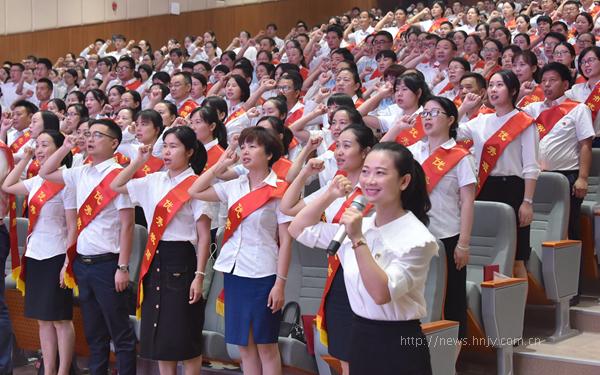 2019年9月9日，武陵区庆祝第三十五个教师节暨表彰大会上，600多名教师集体宣誓做“四有”好老师_副本.jpg