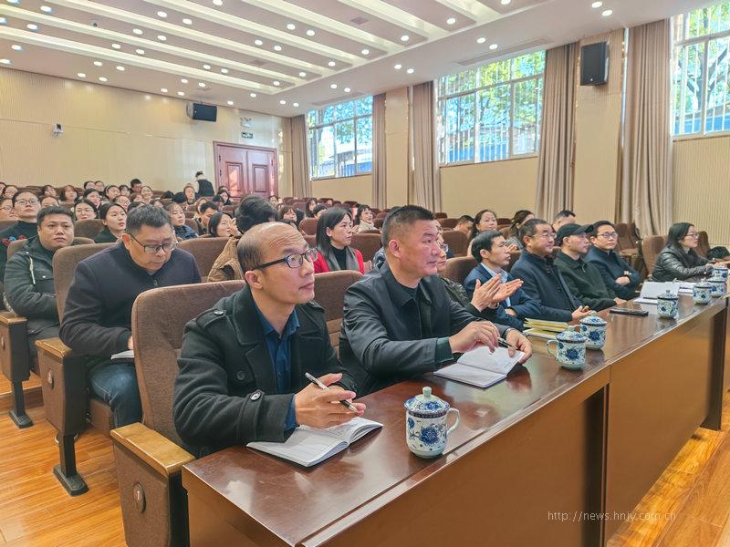 与会人员聚精会神的观摩.jpg