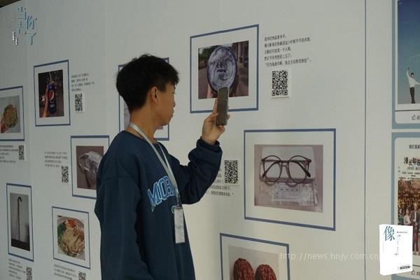 体验者在六大展区参观 (4).jpg