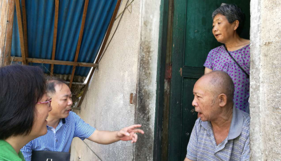 他们在会同县县长周立志,人大副主任唐鉴平,副县长杨贤东和怀化市
