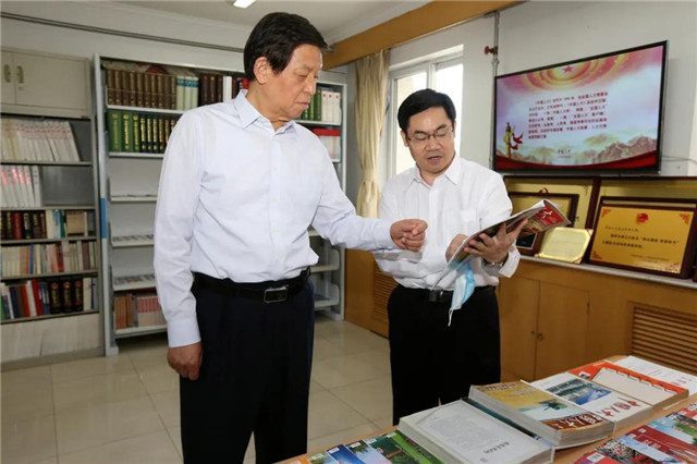 栗战书看望全国人大机关新闻舆论工作人员并召开座谈会