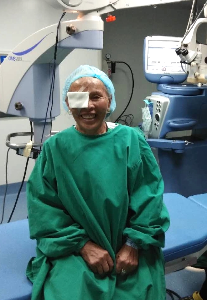 精准脱贫光明行走进湘西龙德成大姐白内障术后重获清晰视界