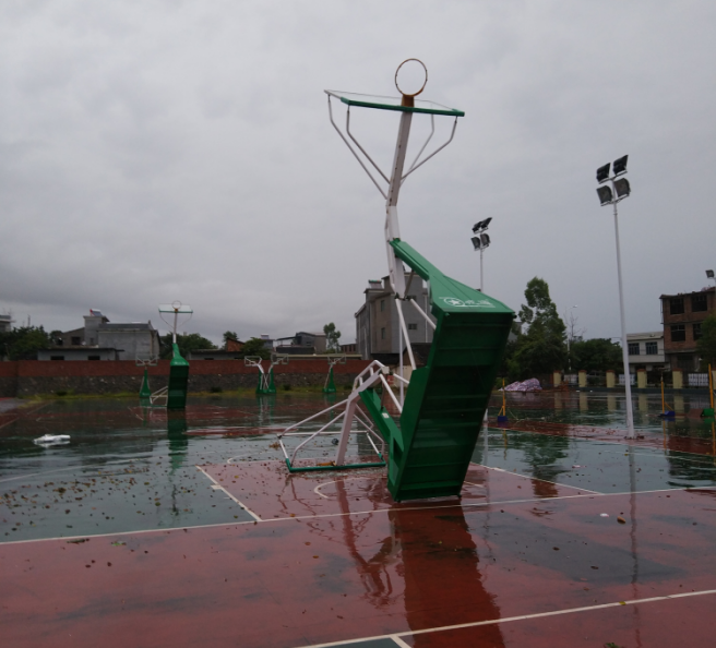 回龙圩管理区中小学 遭到龙卷风及暴雨袭击