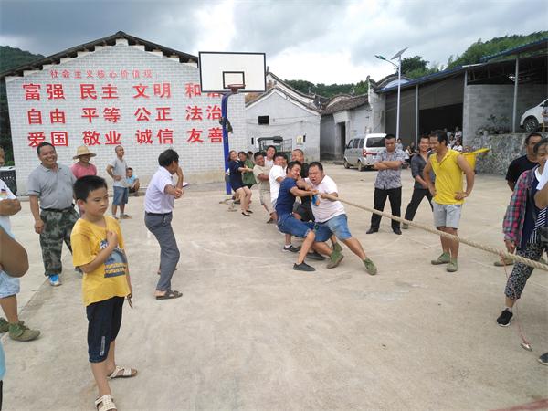 马鹿头办事处开展“健康湖南”全民健身 拔河比赛活动