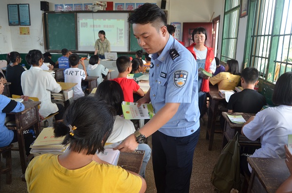 回龙圩:强化“五进”宣传 校园安全伴我行