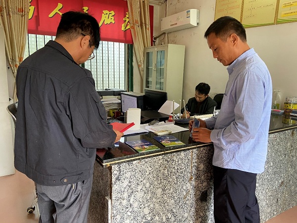 回龙圩管理区国土资源局开展农村乱占耕地建房“八不准”宣传活动