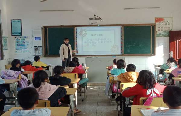 回龙圩管理区“诚信教育进校园、传统美德留心中”