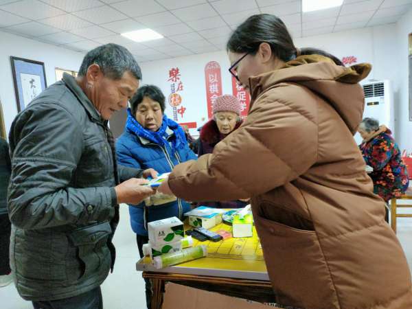 回龙圩管理区消费者管理委员会开展“消费维权法律法规宣传进社区活动”