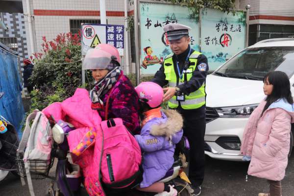 12·2全国交通安全日丨戴上“安全” 文明出行