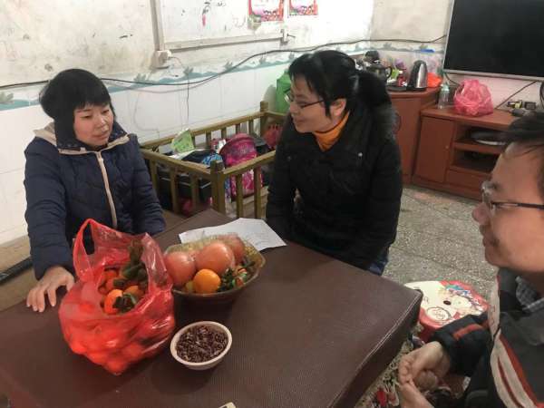 回龙圩管理区妇联开展“双联帮扶、送温暖献爱心”活动
