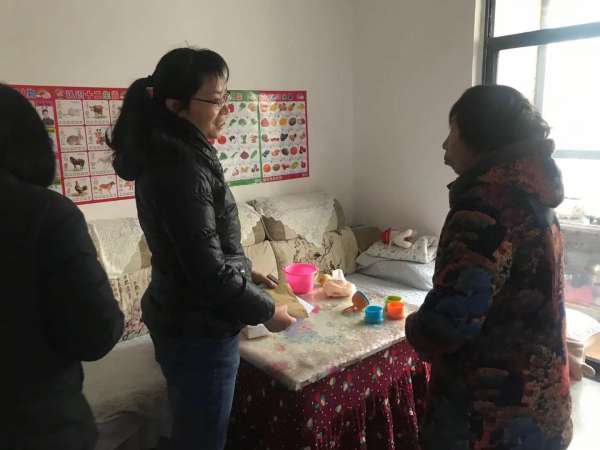 回龙圩管理区妇联开展“双联帮扶、送温暖献爱心”活动