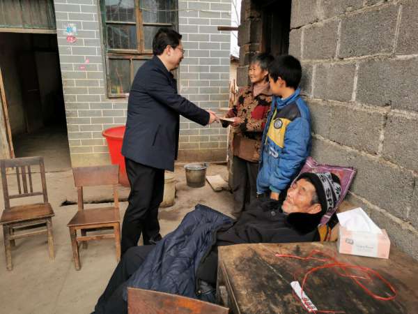 回龙圩管理区：市残联李社光一行春节走访慰问回龙圩困难残疾人
