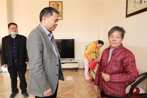 易恢节春节前夕看望慰问老干部、退役军人家属和困难户