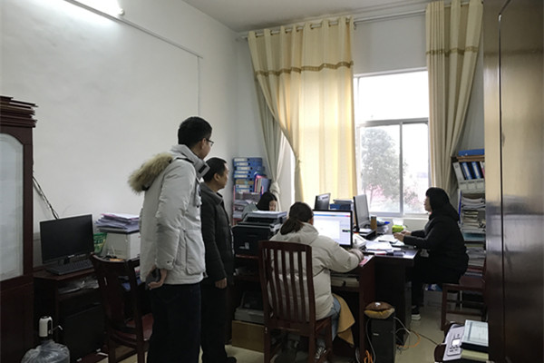 回龙圩：节后上班第一天 作风督查促收心