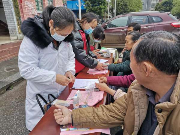 回龙圩：开展健康知识进社区志愿服务活动
