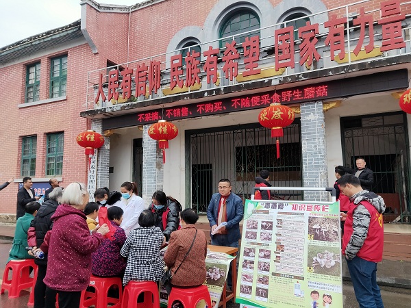 回龙圩管理区医院开展预防误食野生毒蘑菇中毒的宣传活动