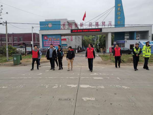 回龙圩：开展文明交通劝导志愿服务活动