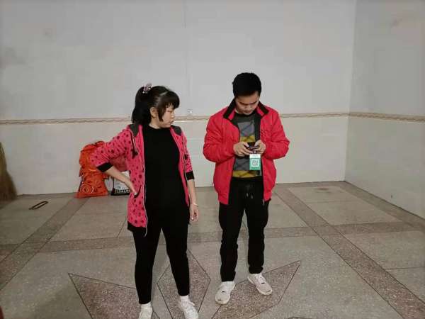 我为群众办实事|回龙圩:家里来了“小程序推广员”