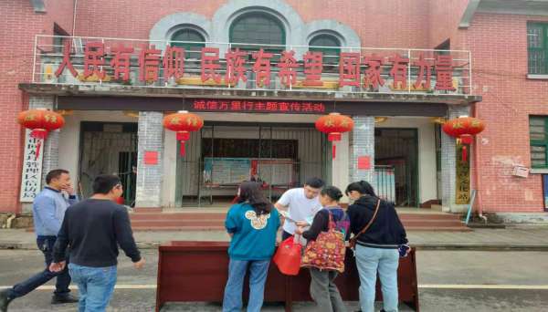 回龙圩管理区发改委开展二季度诚信万里行主题宣传活动