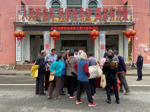 回龙圩管理区国土资源局开展自然资源领域诚信万里行宣传活动