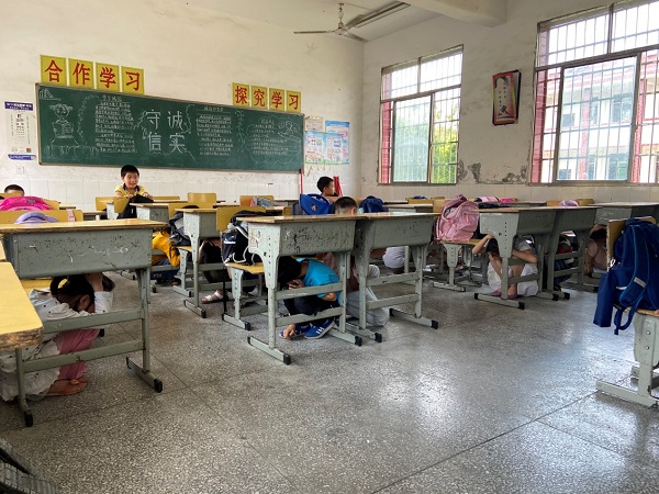 回龙圩管理区国土资源局开展“5·12”防灾教育进校园宣传活动