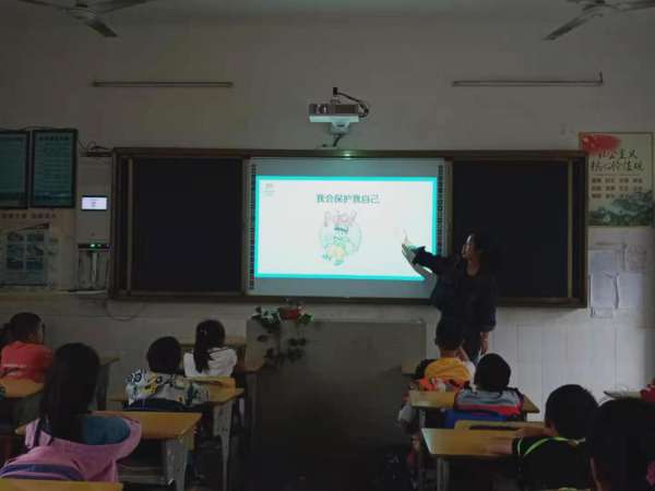 回龙圩管理区妇联：女童知识进校园