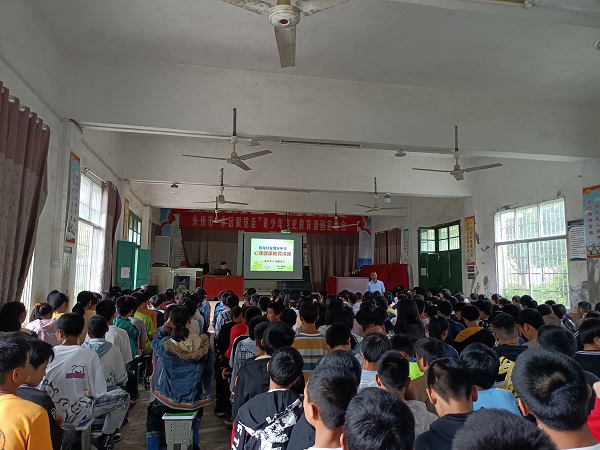 回龙圩管理区中学:举办“快乐学习,健康成长”心理教育主题讲座