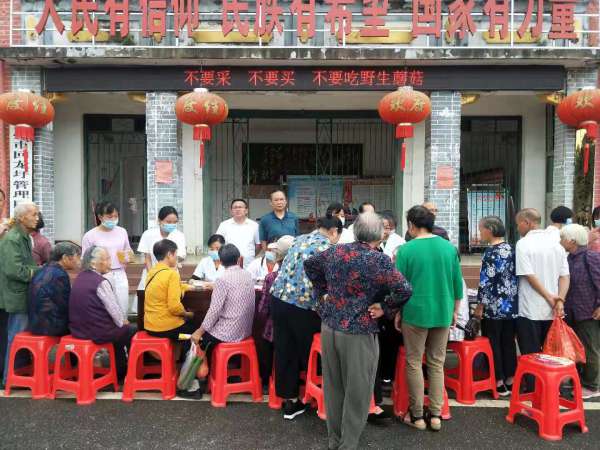 市市场监督管理局回龙圩分局开展预防野生毒蘑菇中毒宣传日活动
