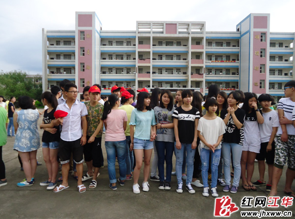 6月7日早上，江华一中2015届高三考生即将乘车出发，参加全国普通高等学校