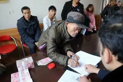 图为贵州民工在依序领取工资.jpg