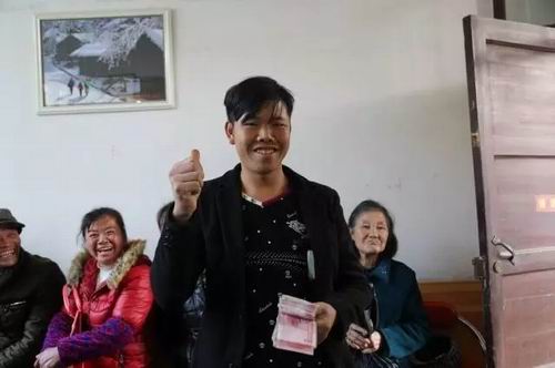 贵州民工领到工资时，高兴地对隆回县公安局点赞.jpg