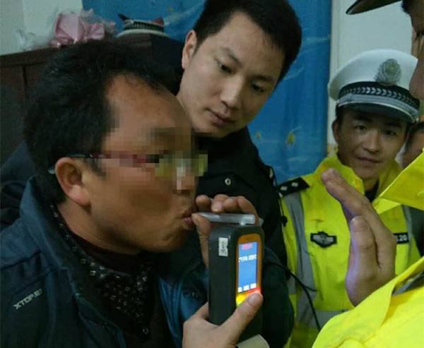 图为交警检测司机酒精含量.jpg