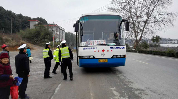 图为交警检查过往长途客运车.jpg