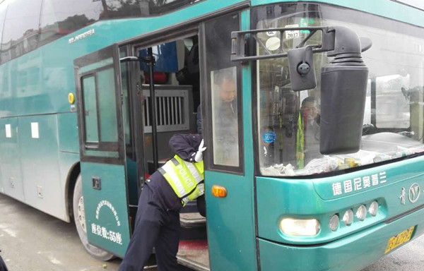 图为交警检查长途客运车内情况.jpg