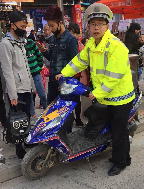 图为交警现场查扣非法改装摩托车.jpg